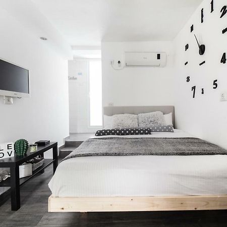 Stunning Studio By The Beach Тел Авив Екстериор снимка